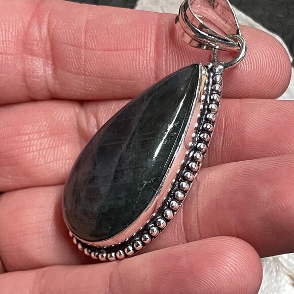 Blue Flash Labradorite Pendant - Picture 5 of 8